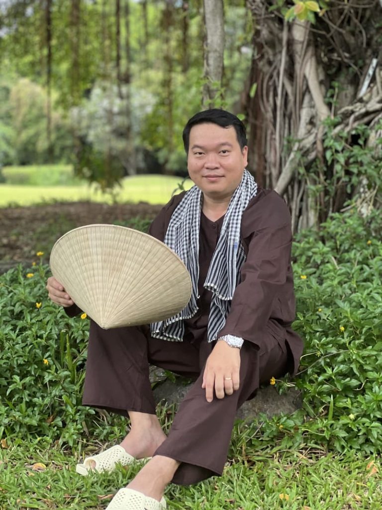 Áo bà ba, khăn rằn và trái tim một lương y