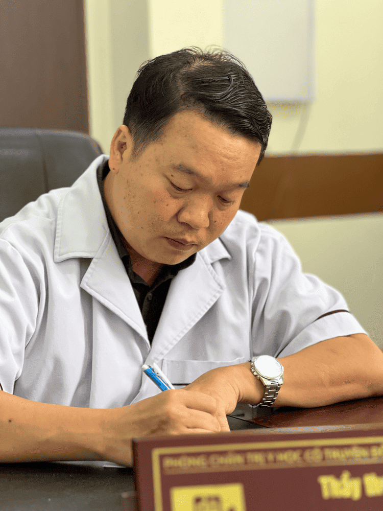 Hơn cả một thầy thuốc là người đồng hành cùng bà con